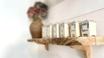 A wooden shelf with spice jars labeled 'Poires,' 'Choux,' and 'Epices.'