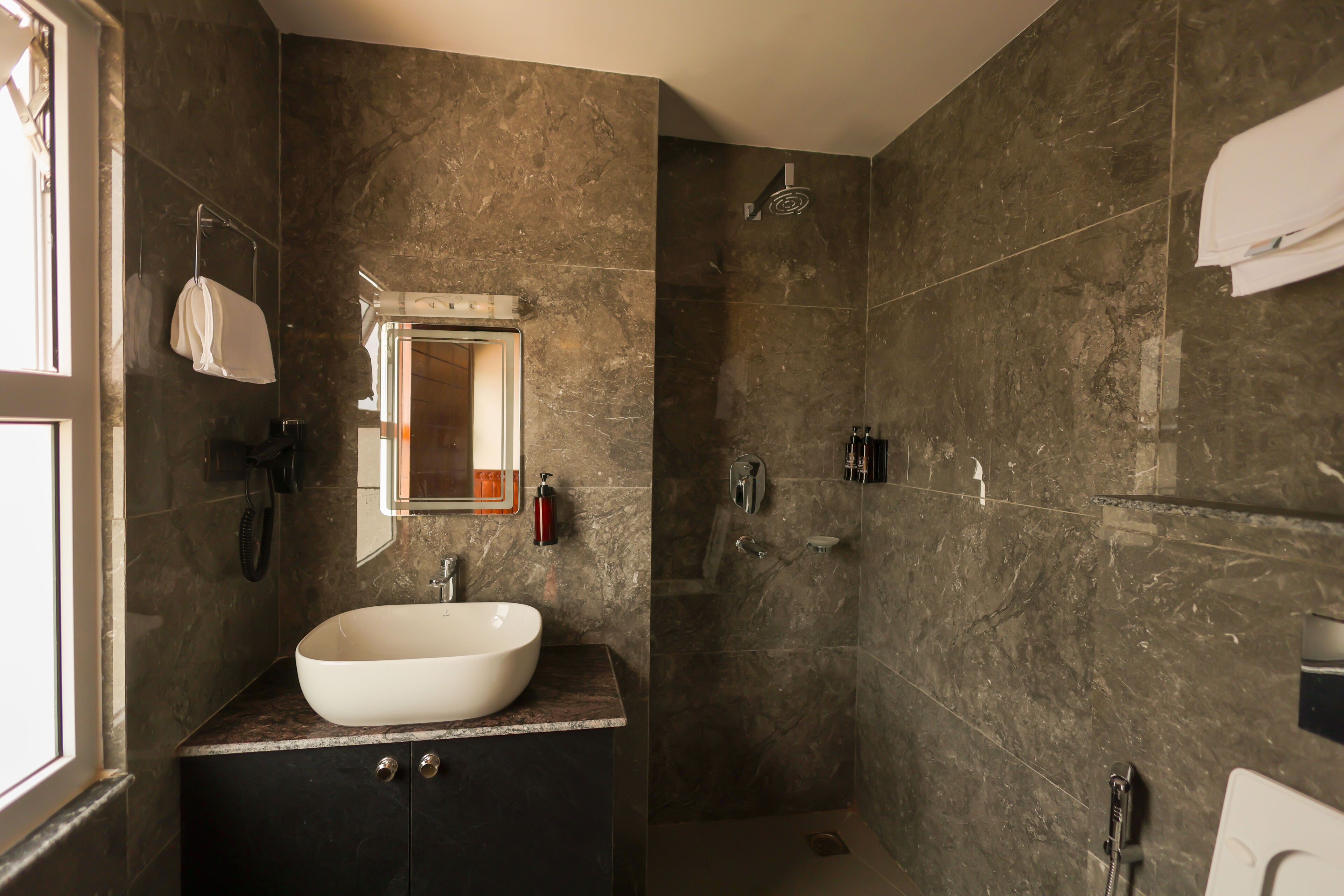 Deluxe Double Room, City View | Bathroom