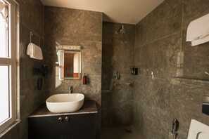 Deluxe tweepersoonskamer, uitzicht op de stad | Badkamer | Een douche, gratis toiletartikelen, een haardroger, handdoeken