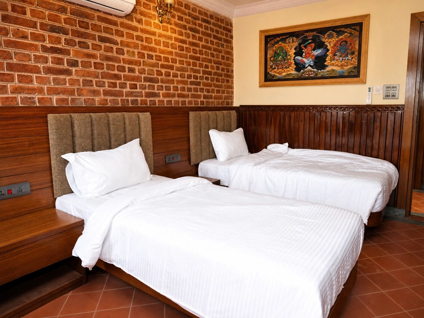 Deluxe Twin Room, City View | Bathroom | Shower, free toiletries, hair dryer, towels
