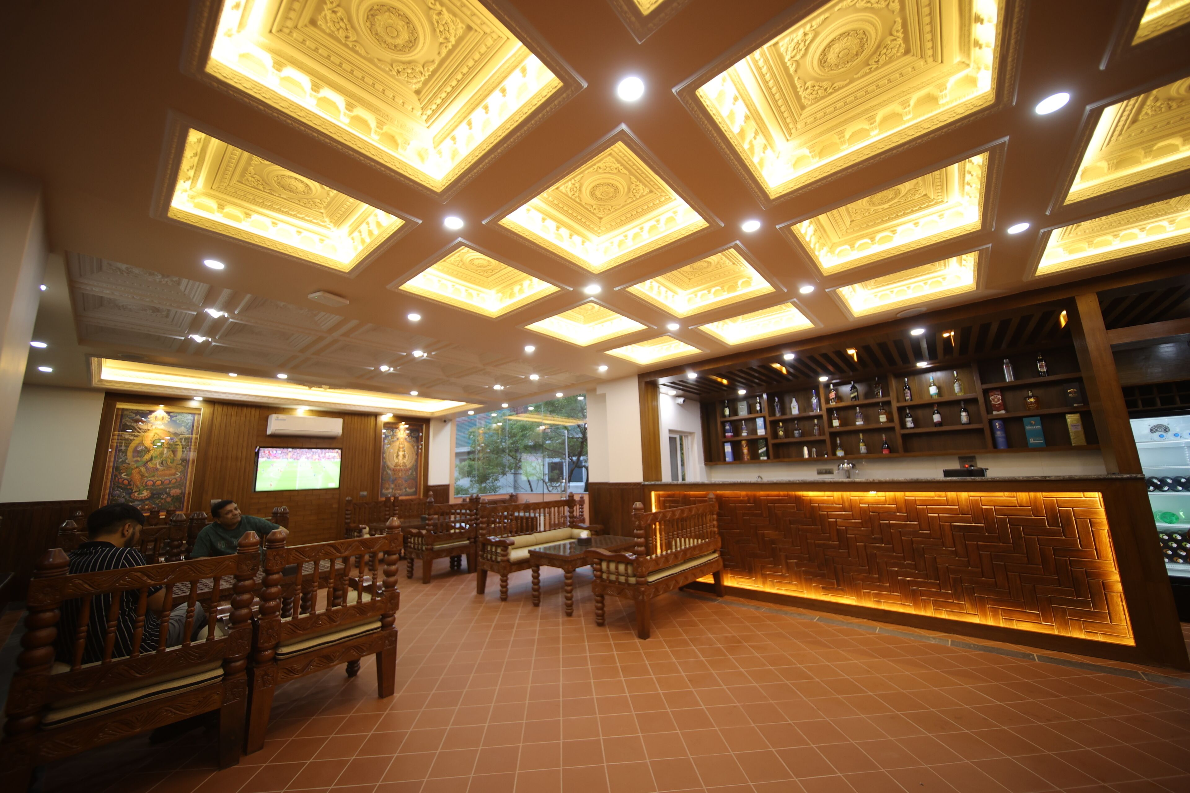 2 bars/lounges