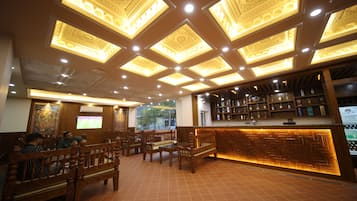 2 bars/lounges