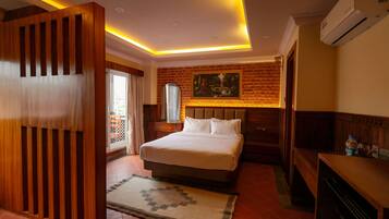 Minibar, desk, laptop workspace, free WiFi