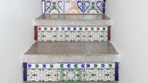 A staircase with decorative tiles and a handrail. - Part Alta • Sant Joan - Unik Vacation (Tarragona)