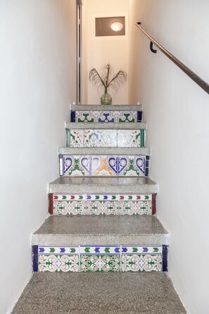 Una escalera con azulejos decorativos y barandilla.