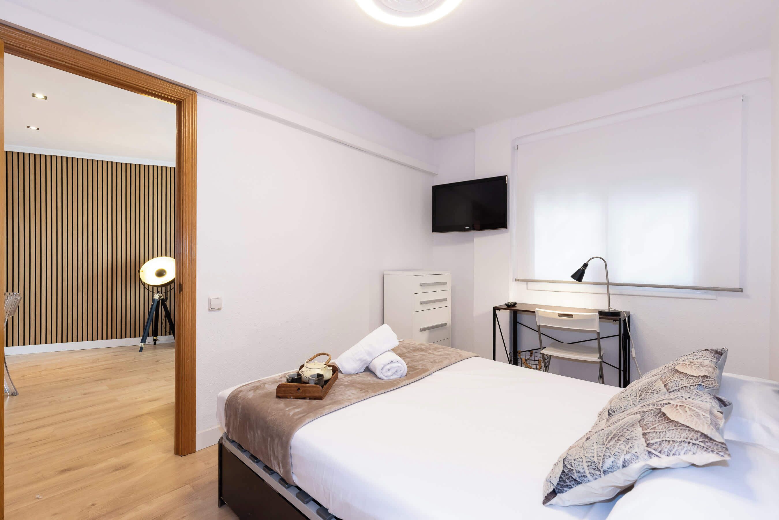 Tabla de planchar con plancha, wifi, ropa de cama