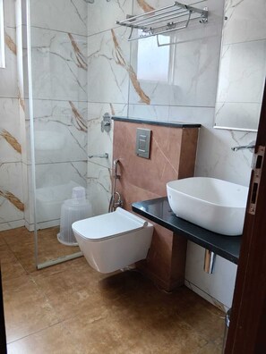 Un bany amb vàter, bidet i rentapel.