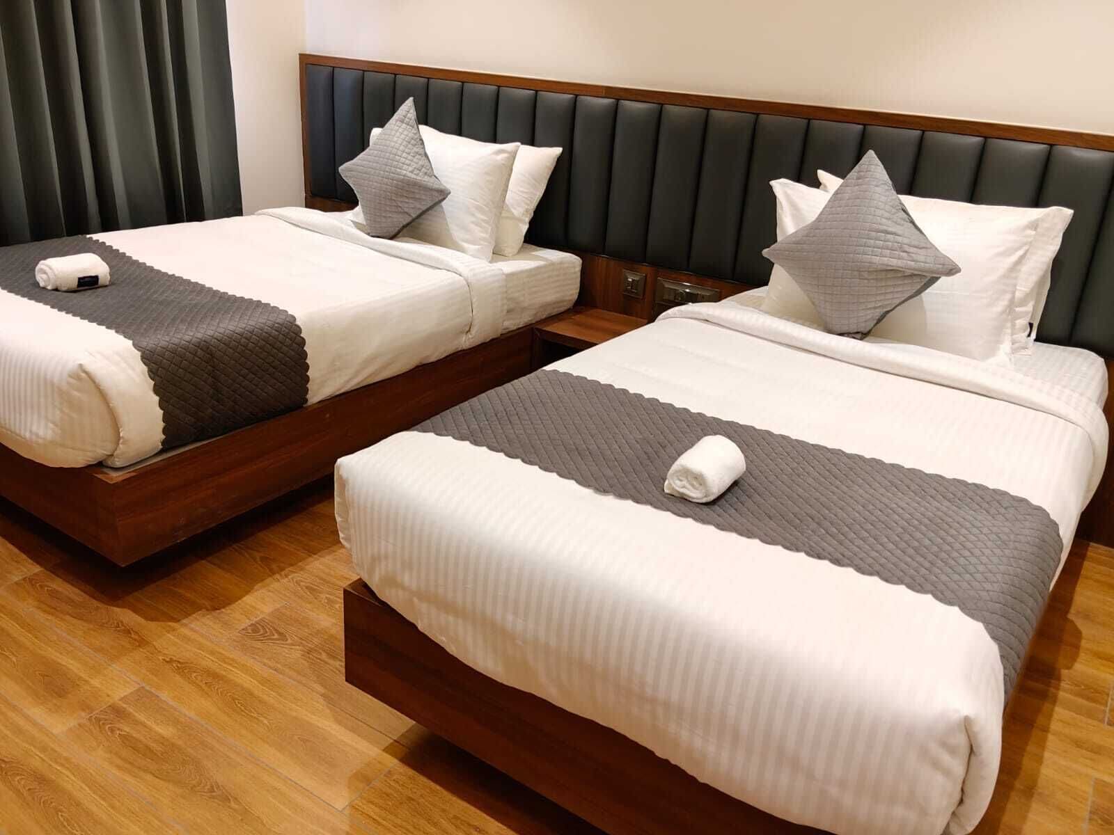 Tabla de planchar con plancha, wifi gratis y ropa de cama 