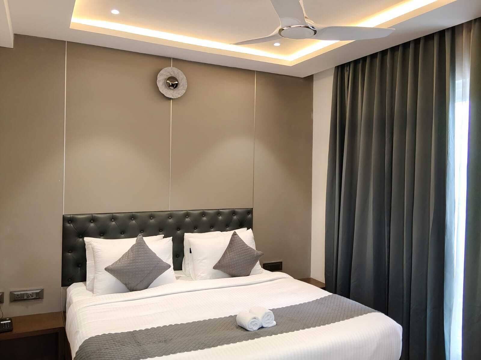 Suite de lujo, balcón, vistas a la ciudad | Tabla de planchar con plancha, wifi gratis, ropa de cama