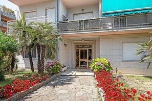 A building with a balcony, a door labeled 'PALAZZO FLAMINIA,' and a stone pathway leading to the entrance. - Holiday Home 'La Rosa Blu Vacation Home' with Balcony and Wi-Fi (Sanremo)