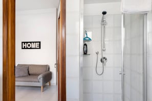 Een douche, een haardroger, handdoeken