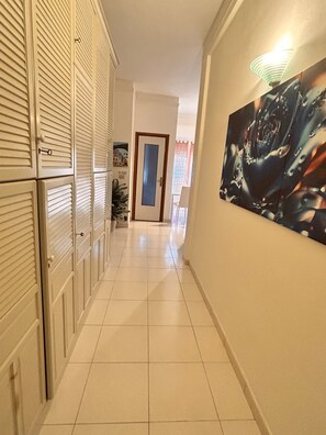 Ein Flur mit Schließfächern, einer Tür und einem Gemälde an der Wand.