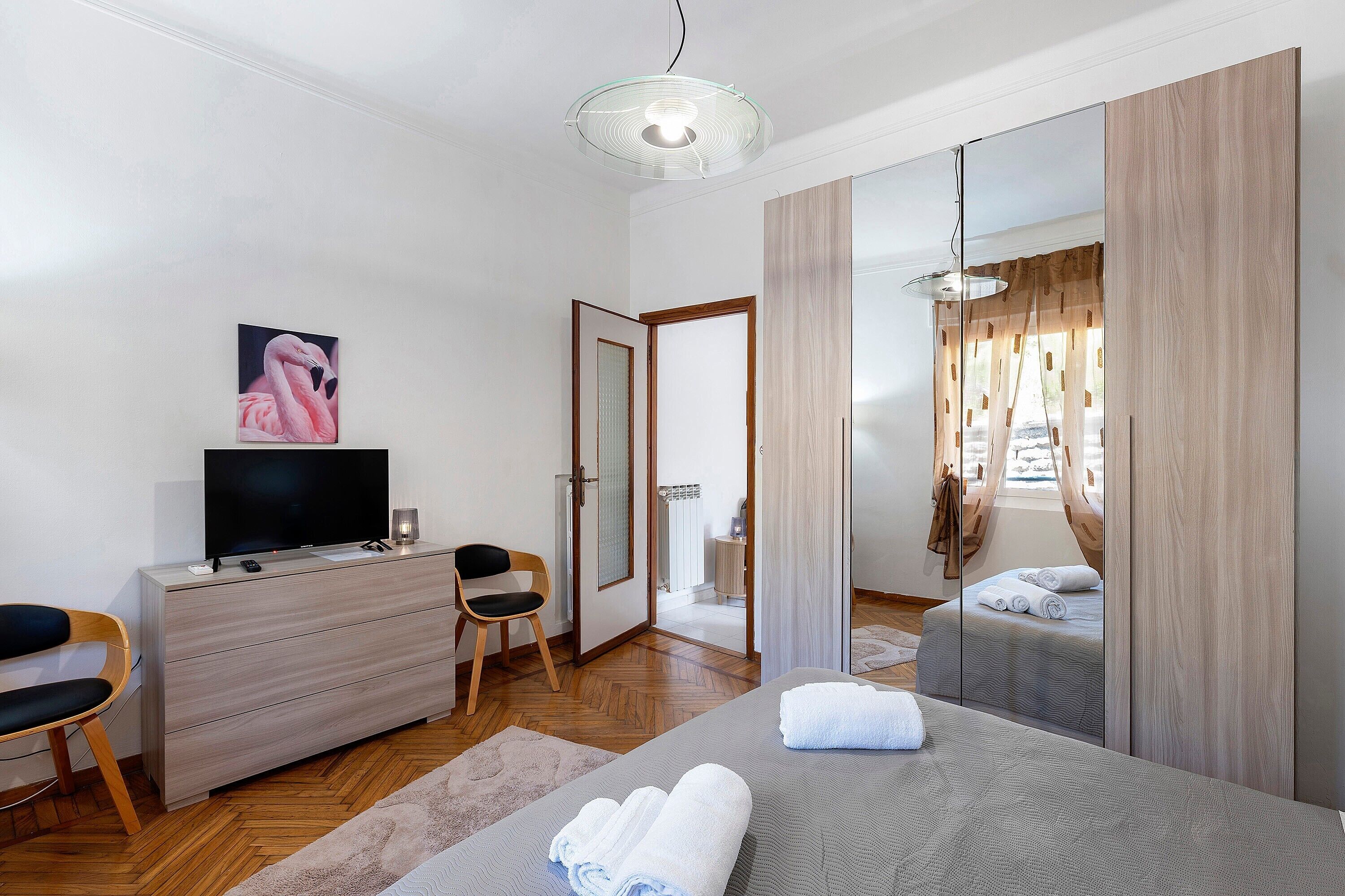 Planxa i posts de planxar, wifi i roba de llit 