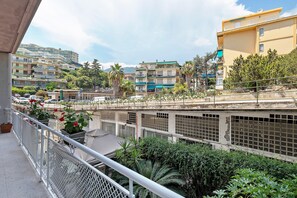 Property grounds - Holiday Home 'La Rosa Blu Vacation Home' with Balcony and Wi-Fi (Sanremo)