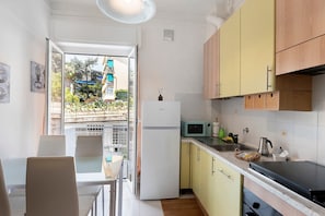 Coffee/tea maker, fridge, microwave, oven - Holiday Home 'La Rosa Blu Vacation Home' with Balcony and Wi-Fi (Sanremo)