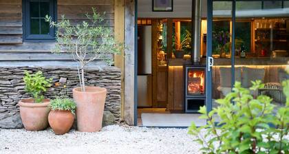 Romantic Cabin Outdoor Bath & Fire and only a mile from the beach
