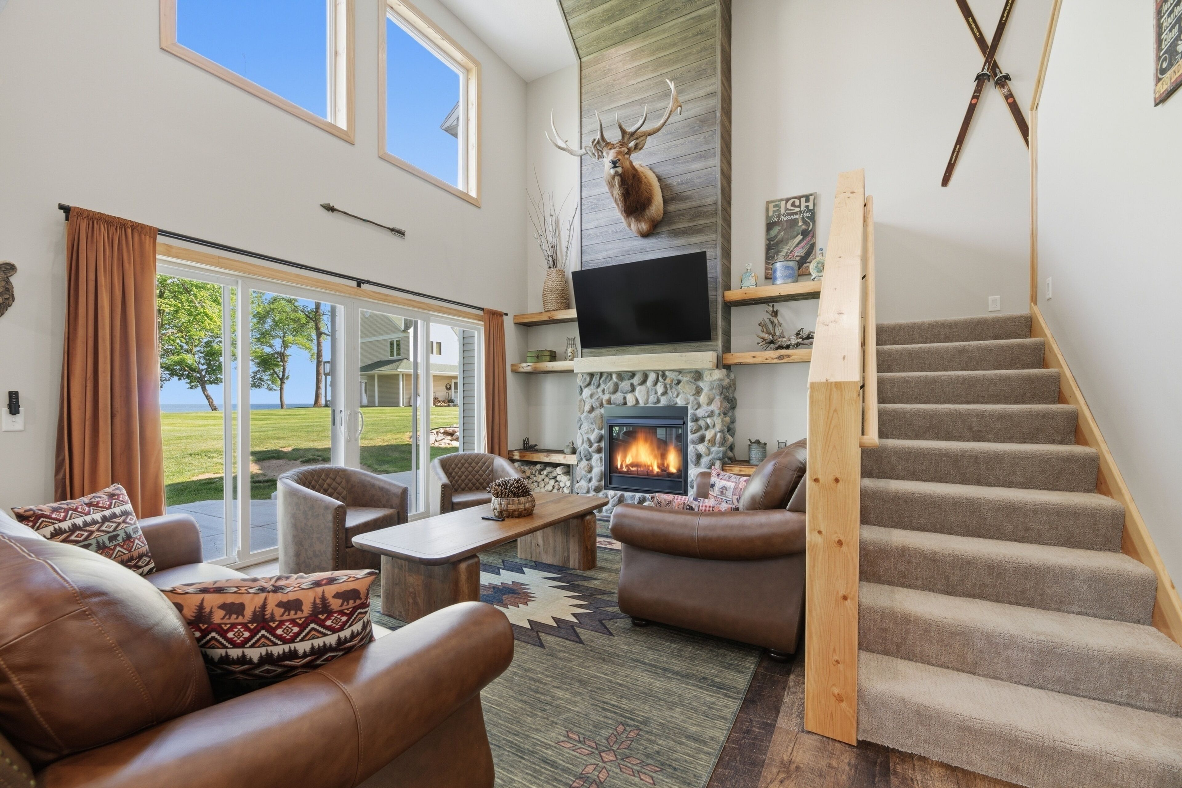 Smart TV, fireplace