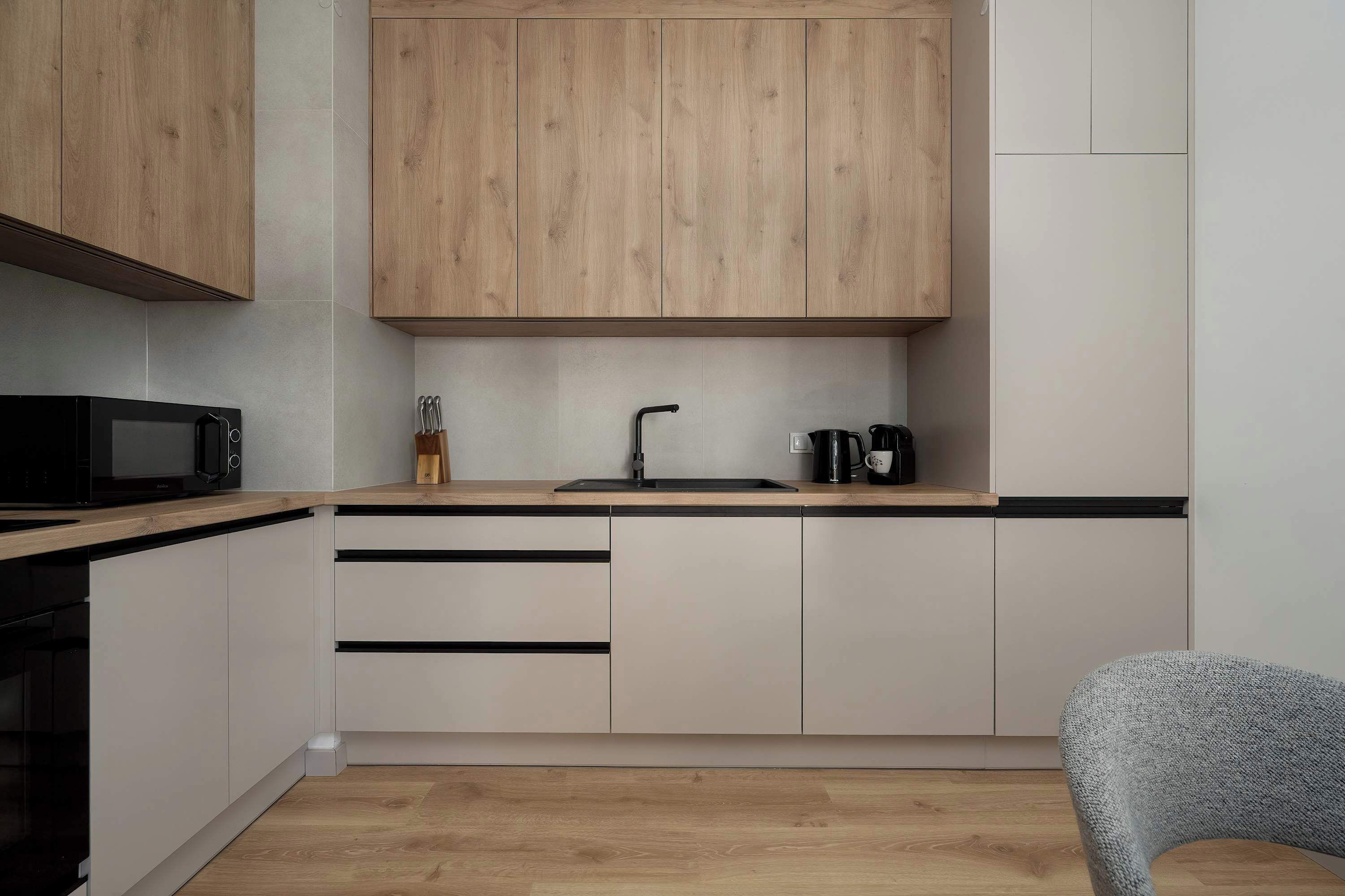 Frigorífico, microondas, horno y placa de cocina