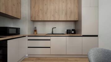 Frigorífico, microondas, horno y placa de cocina