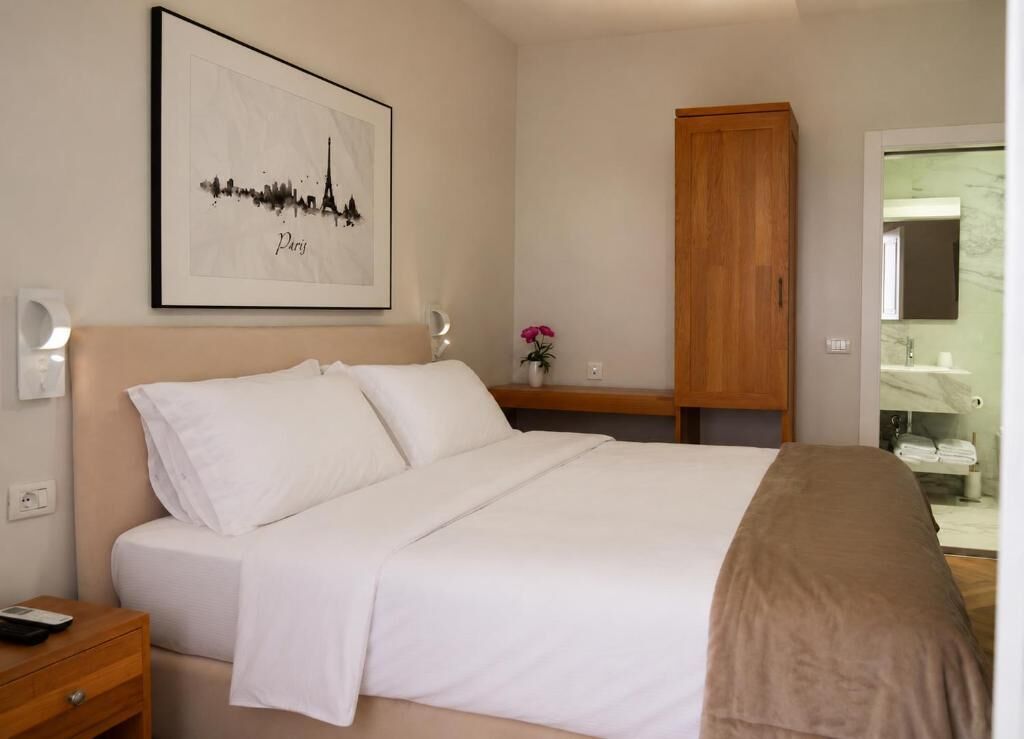 Hypo-allergenic bedding, in-room safe, soundproofing, iron/ironing board