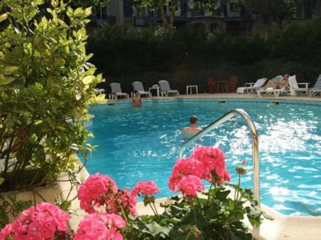 Una piscina al aire libre de temporada