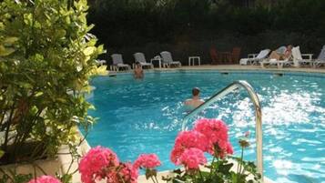 Una piscina al aire libre de temporada