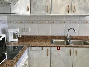 Wasserkocher mit Kaffee-/Teezubehör, Kühlschrank, Mikrowelle, Ofen