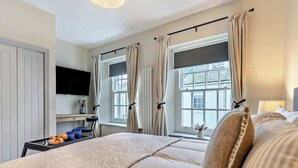 WiFi, bed sheets - Sea-View Apartment - Steps to Beach & Shops (Pembrokeshire)