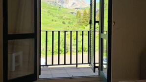 An open balcony with a view of a green valley and mountains. - Modern studio in Candanchú - 4 guests (Aisa-Candanchú)