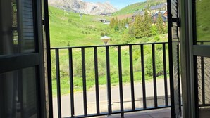 A balcony with a view of a green valley and mountains. - Modern studio near slopes - 4 guests (Aisa-Candanchú)