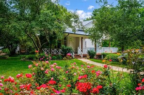 Exterior - Private Mtn Top Inn • 110 ppl Weddings, Retreats & Events (Sevierville)
