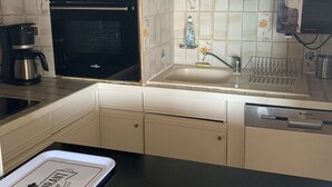 Keittiössä on sisäänrakennettu uuni, kahvinkeitin, astianpesualta, jossa on astiateline, sekä astianpesukone.