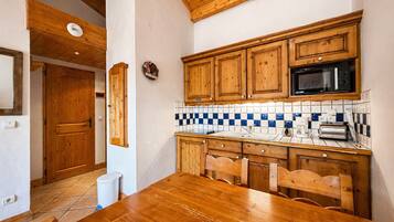 Fridge, microwave, dishwasher, coffee/tea maker