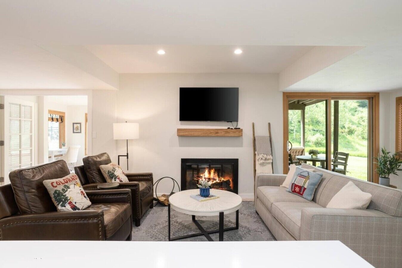 TV, fireplace
