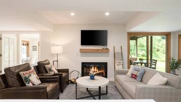 TV, fireplace