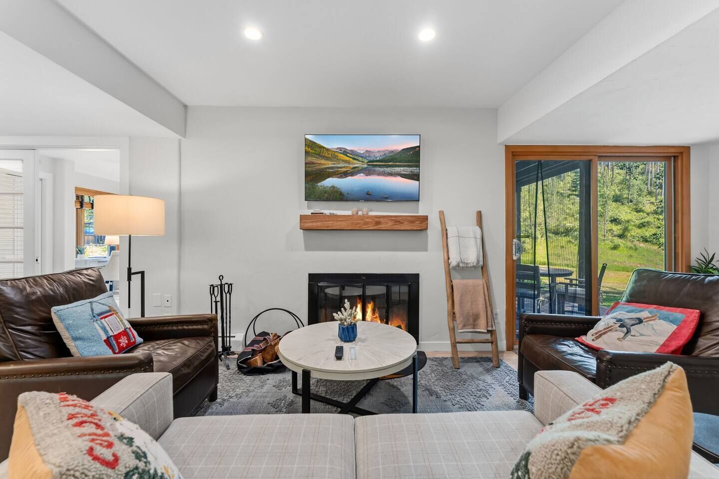 TV, fireplace