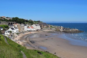 A coastal town with a sandy beach, historic buildings, and a clear view of the sea. - 3 Bedroom Flat - Sleeps 6 - Free Parking (Kirkcaldy)