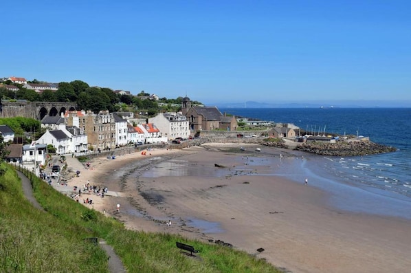 A coastal town with a sandy beach, historic buildings, and a clear view of the sea. - 3 Bedroom Flat - Sleeps 6 - Free Parking (Kirkcaldy)