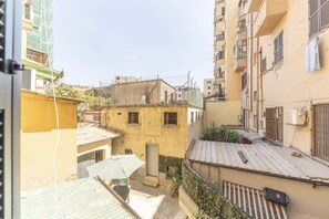 A narrow urban alleyway with buildings on either side, some with balconies and others with ground-level windows. - Delightful little house to discover the truest and most popular Rome in the heart of Pigneto (Roma RM)