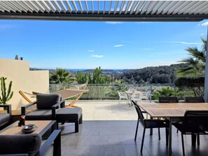 Outdoor dining - Exceptional sea view villa with pool (La Colle-sur-Loup)