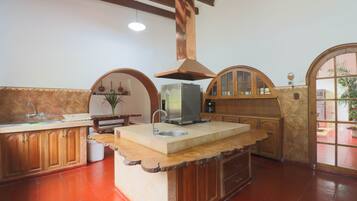 House | 12 bedrooms, Internet