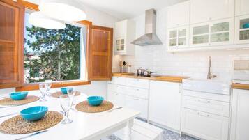 Coffee/tea maker, fridge, microwave, oven
