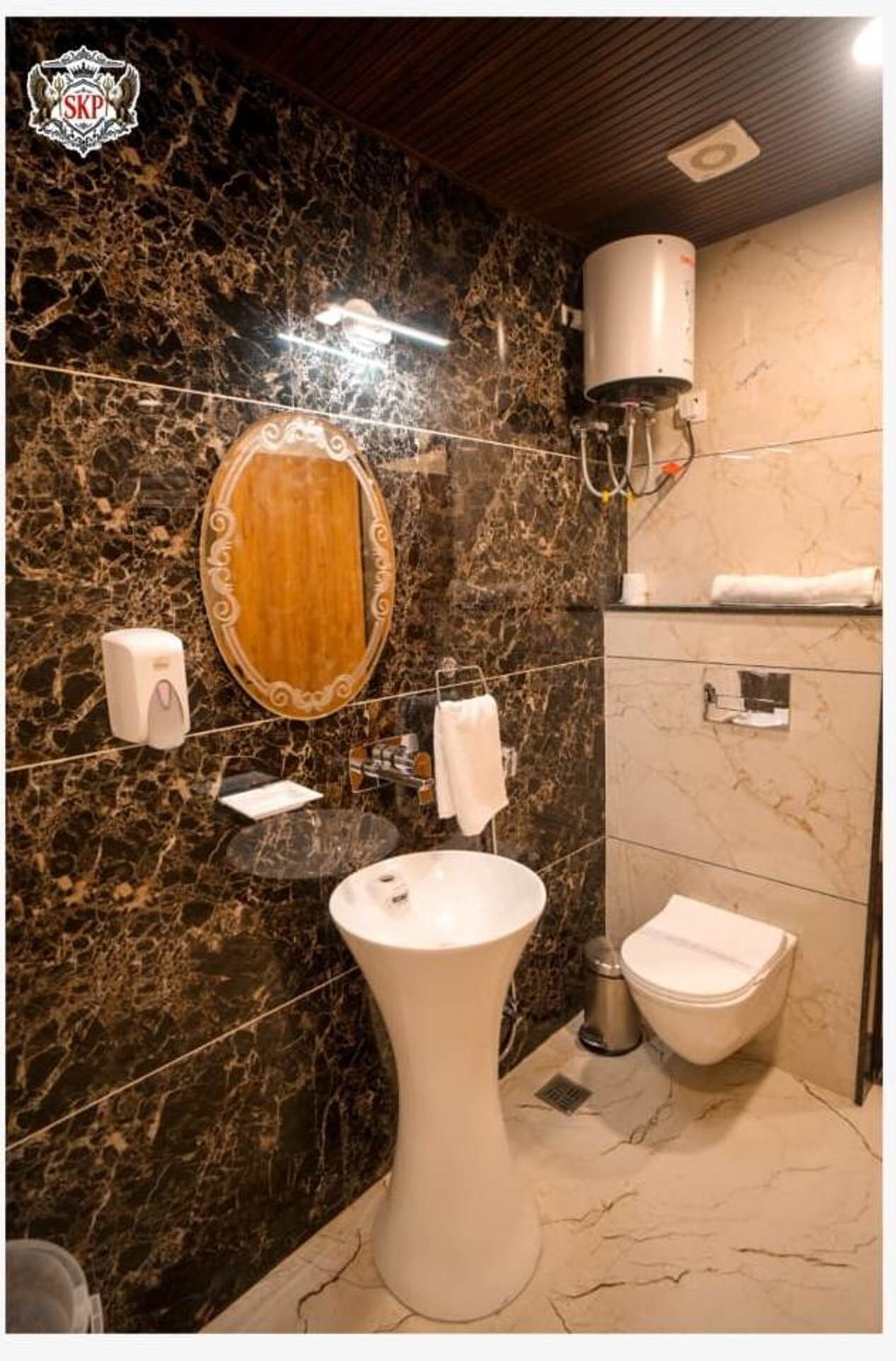 Luxury Double Room | Bathroom | Towels, soap, shampoo