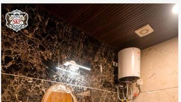 Luxury Double Room | Bathroom | Towels, soap, shampoo