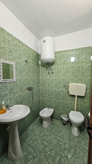 Basic-Doppelzimmer, Balkon | Badezimmer