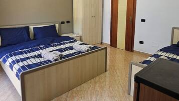 Chambre de base double, balcon | Accès au Wi-Fi (inclus)
