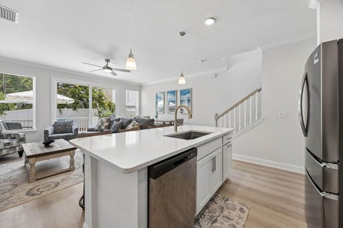 Beautiful 3BR 3BA Townhome~ Steps from the Beach!