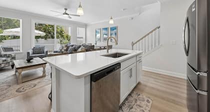 Beautiful 3BR 3BA Townhome~ Steps from the Beach!