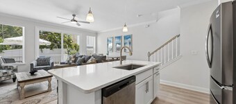 Beautiful 3BR 3BA Townhome~ Steps from the Beach!