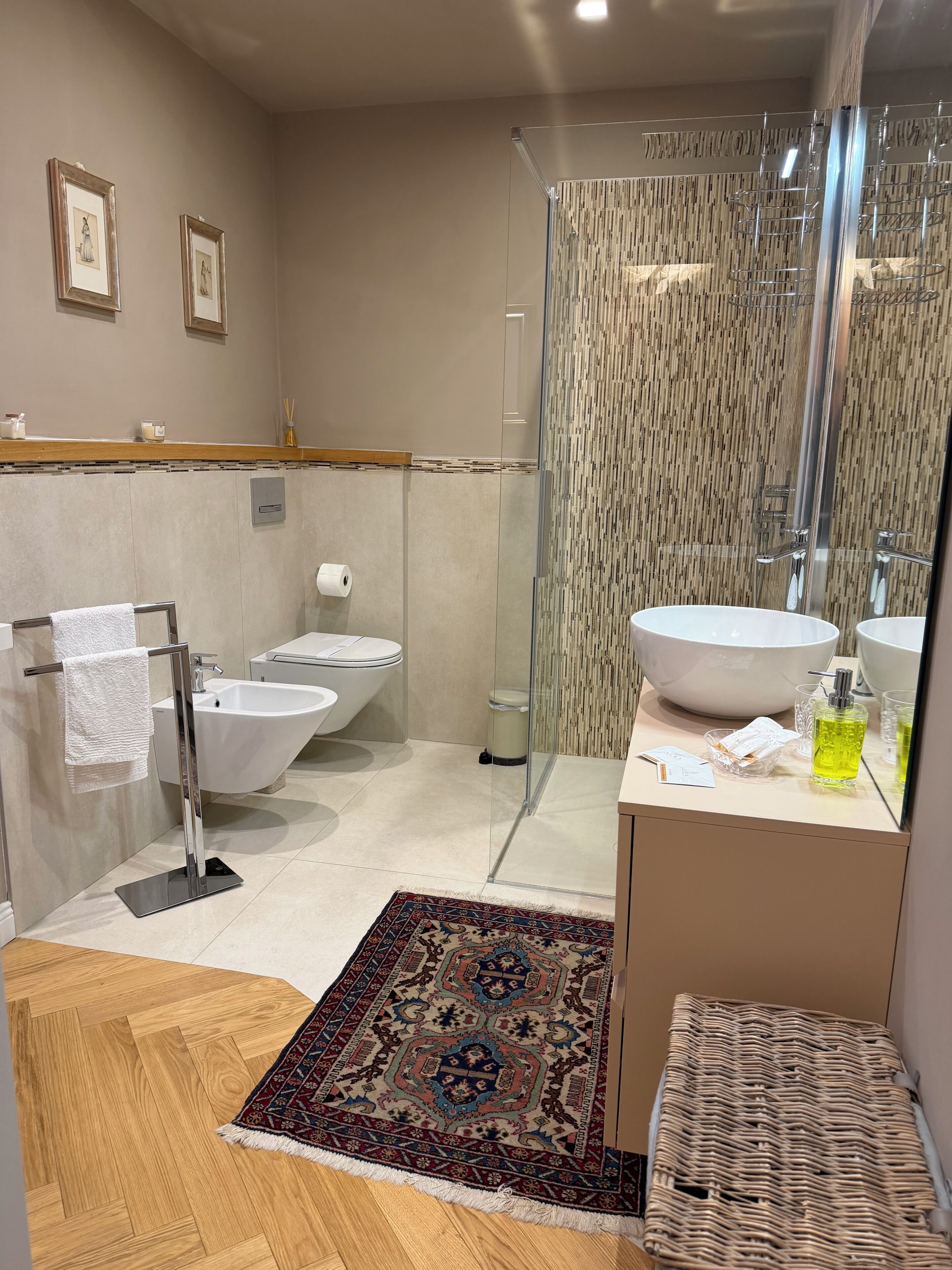 Doccia, asciugacapelli, bidet, asciugamani